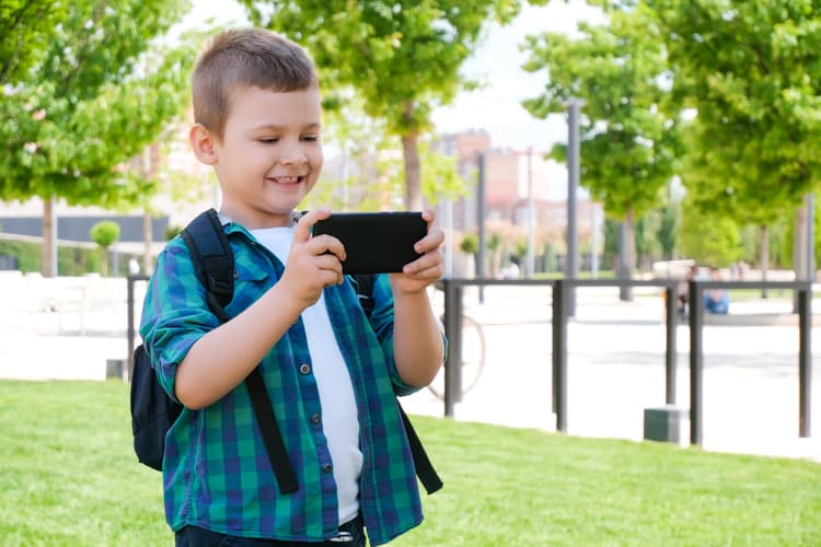 How to Prepare Your Kid for a First Cell Phone Responsibly
